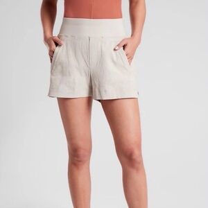 ATHLETA Trekkie North Short size 6